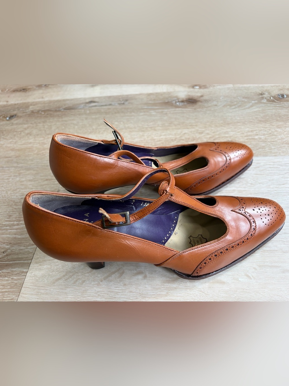 T STRAP SHOES 1389 LLUC
T STRAP SHOES IN TAN VITELLO.